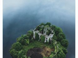 Potret Bangunan Terbengkalai, Seram dan Misterius