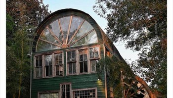 Rumah kaca tampak tua. Foto: Boredpanda/Twitter/ALex Menn