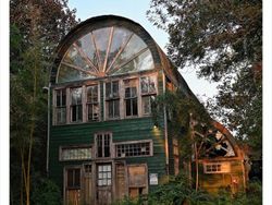 Potret Bangunan Terbengkalai, Seram dan Misterius