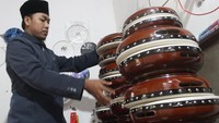 Perajin rebana setempat mengatakan sejak sebulan terakhir permintaan alat musik untuk kesenian Hadrah tersebut meningkat dua kali lipat yakni dari 6 set menjadi 12 set per bulan.