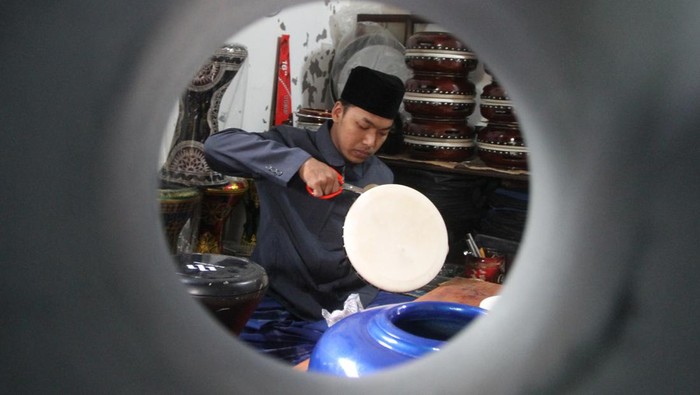 Potret Pembuatan Rebana yang Banyak Dipresan Jelang Ramadhan Perajin membuat alat musik rebana di rumah produksi Al Mabrur Percussion, Tajinan, Malang, Jawa Timur, Senin (13/3/2023). Perajin rebana setempat mengatakan sejak sebulan terakhir permintaan alat musik untuk kesenian Hadrah tersebut meningkat dua kali lipat yakni dari 6 set menjadi 12 set per bulan dan dijual dengan harga Rp3,5 juta hingga Rp4 juta per set. ANTARA FOTO/Ari Bowo Sucipto/foc.