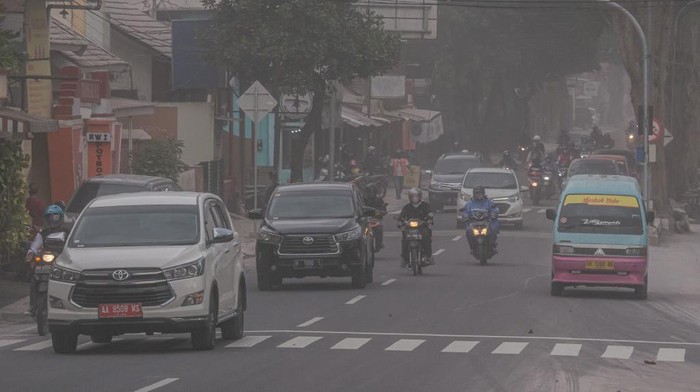 Potret Rumah Hingga Kendaraan Diguyur Hujan Abu Merapi di Magelang Gunung Merapi masih terpantau melontarkan guguran awan panas hingga hari ini. Hujan abu Merapi pun mengguyur rumah hingga kendaraan di Magelang.