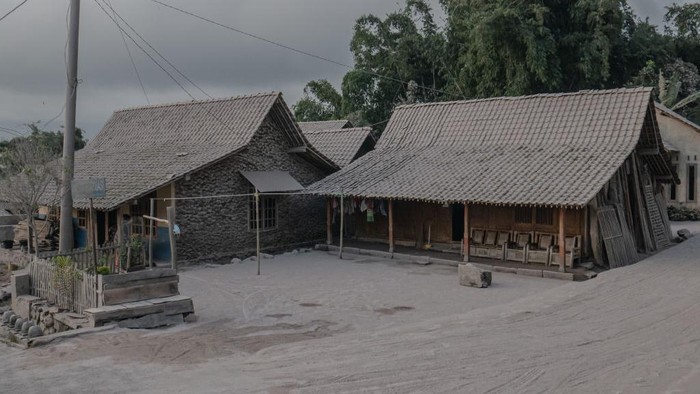 Gunung Merapi masih terpantau melontarkan guguran awan panas hingga hari ini. Hujan abu Merapi pun mengguyur rumah hingga kendaraan di Magelang.