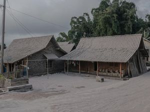 Potret Rumah-Mobil Diselimuti Abu Merapi di Magelang
