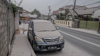 Tak hanya rumah, beberapa kendaraan seperti mobil pun tertutup abu.