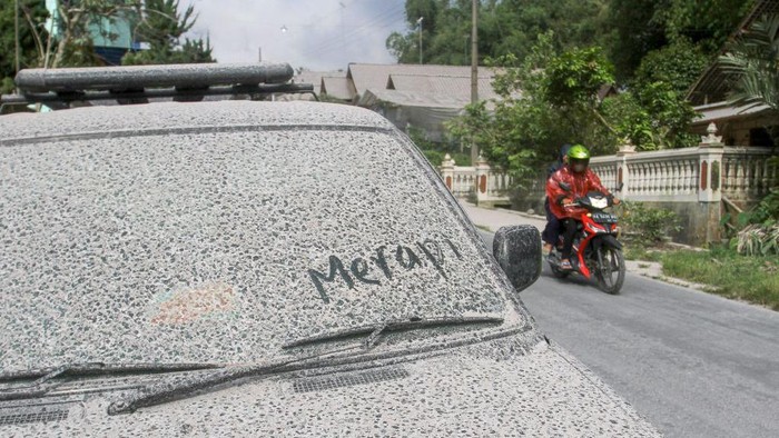 Potret Rumah Hingga Kendaraan Diguyur Hujan Abu Merapi di Magelang Gunung Merapi masih terpantau melontarkan guguran awan panas hingga hari ini. Hujan abu Merapi pun mengguyur rumah hingga kendaraan di Magelang.