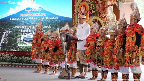 Presiden Joko Widodo bersama para penari Tari Baris Bandana Manggala Yudha saat peresmian fasilitas kawasan suci Pura Agung Besakih, Senin (13/3/2023).