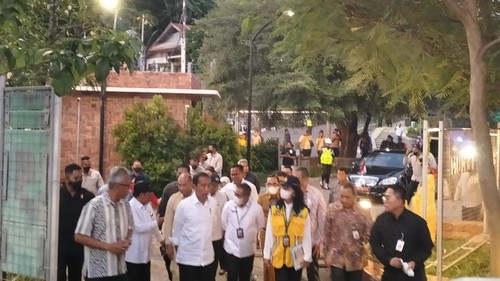 Presiden Joko Widodo meninjau Puncak Waringin di Kota Labuan Bajo, Kabupaten Manggarai Barat, Nusa Tenggara Timur (NTT), Senin (23/3/2023).