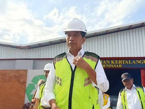Presiden Joko Widodo seusai meninjau TPST Kesiman Kertalangu, Denpasar, Bali, Senin (13/3/2023). (Foto: Ni Made Lastri Karsiani Putri/detikBali)