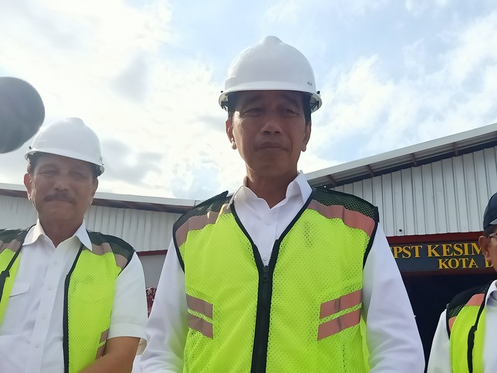 Presiden Jokowi setelah meninjau TPST Kesiman Kertalangu, Denpasar, Bali Senin (13/3/2023).