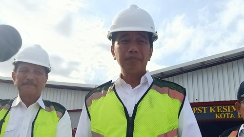 Presiden Jokowi setelah meninjau TPST Kesiman Kertalangu, Denpasar, Bali Senin (13/3/2023).