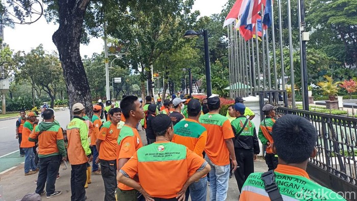 Puluhan eks PJLP menggeruduk Balai Kota DKI Jakarta tagih janji soal aturan batas usia 56 tahun (Tiara Aliya/detikcom)