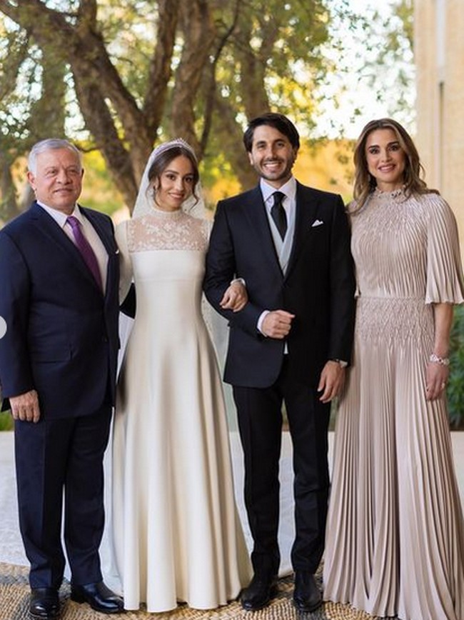 Meski agama Jameel diperdebatkan, namun pesta pernikahan tersebut berjalan lancar dan penuh restu. Inilah potret kebersamaan pengantin baru dengan ayah dan ibu Putri Iman, Raja Abdullah II Ratu Rania.Foto: dok. Kerajaan Yordania