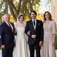 Meski agama Jameel diperdebatkan, namun pesta pernikahan tersebut berjalan lancar dan penuh restu. Inilah potret kebersamaan pengantin baru dengan ayah dan ibu Putri Iman, Raja Abdullah II Ratu Rania.Foto: dok. Kerajaan Yordania