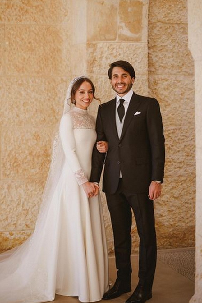 Putri Iman resmi menikah dengan Jameel Alexander Thermiotis pada Minggu (12/3/2023). Putri Yordania itu tampil anggun dengan gaun putih. Foto: dok. Kerajaan Yordania