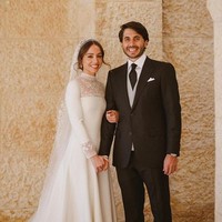 Putri Iman resmi menikah dengan Jameel Alexander Thermiotis pada Minggu (12/3/2023). Putri Yordania itu tampil anggun dengan gaun putih. Foto: dok. Kerajaan Yordania