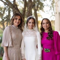 Gaunnya tersebut bergaya modest dengan leher tinggi dan lengan panjang. Untuk memberikan aksen yang tidak penuh, area lehernya menggunakan bahan lace. Foto: dok. Kerajaan Yordania