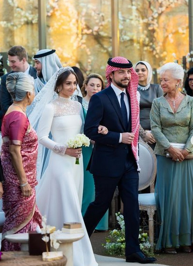 Memasuki pelaminan, Putri Iman diantar oleh kakak laki-lakinya Putra Mahkota Hussein yang disebut sebagai calon raja tertampan. Foto: dok. Kerajaan Yordania