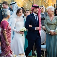 Memasuki pelaminan, Putri Iman diantar oleh kakak laki-lakinya Putra Mahkota Hussein yang disebut sebagai calon raja tertampan. Foto: dok. Kerajaan Yordania