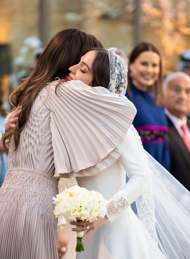 Putri Iman pun tampil menggunakan tiara beserta veil yang menyapu lantai. Foto: dok. Kerajaan Yordania