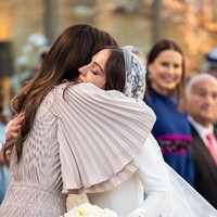 Putri Iman pun tampil menggunakan tiara beserta veil yang menyapu lantai. Foto: dok. Kerajaan Yordania