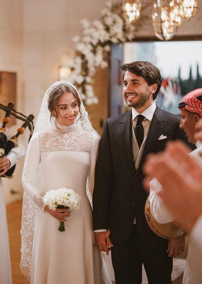 Penampilan gaun elegannya tersebut datang dari Dior. Sementara sang suami tampil mengenakan setelan jas yang bagian dalamnya memiliki vest abu-abu. Foto: dok. Kerajaan Yordania