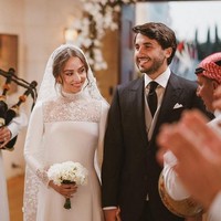 Penampilan gaun elegannya tersebut datang dari Dior. Sementara sang suami tampil mengenakan setelan jas yang bagian dalamnya memiliki vest abu-abu. Foto: dok. Kerajaan Yordania