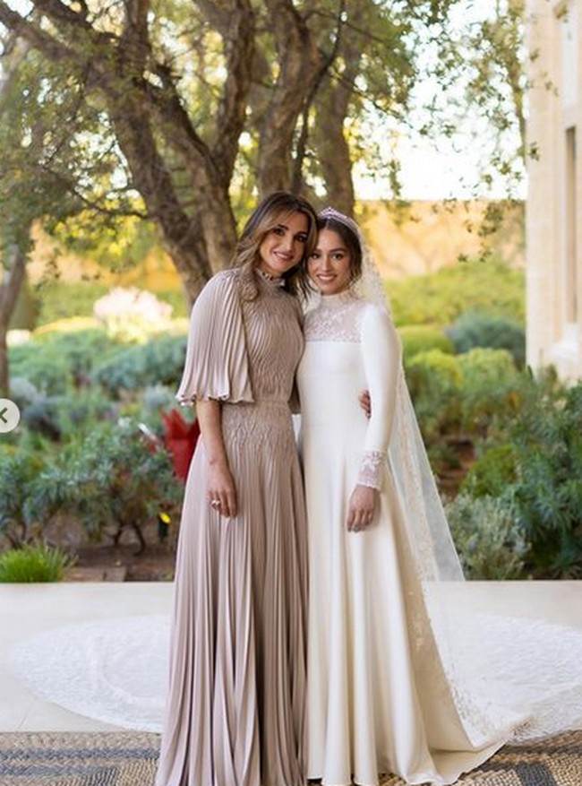 Ratu Rania tidak kalah elegan dari sang pengantin. Ia mengenakan gaun plisket warna beige. Foto: dok. Kerajaan Yordania
