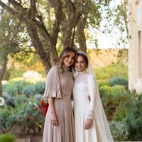 Ratu Rania tidak kalah elegan dari sang pengantin. Ia mengenakan gaun plisket warna beige. Foto: dok. Kerajaan Yordania