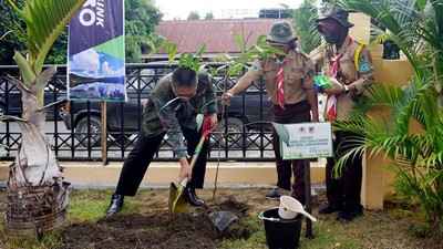 Ramai-ramai Tanam Pohon untuk Serap Emisi Gas Rumah Kaca