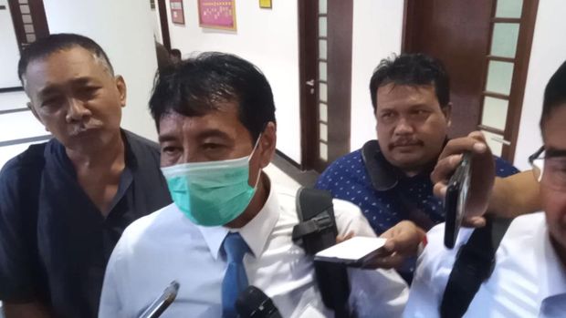 Rektor Unud I Nyoman Gde Antara setelah menjalani pemeriksaan sebagai saksi di Kejaksaan Tinggi Bali, Senin (13/3/2023). Antara menyebut penarikan dana SPI sesuai aturan.
