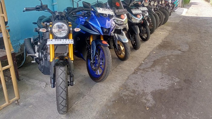 Salah satu rental motor di Desa Tibubeneng, Kecamatan Kuta Utara, Badung, berpotensi kehilangan pendapatan karena penyewa mayoritas bule.