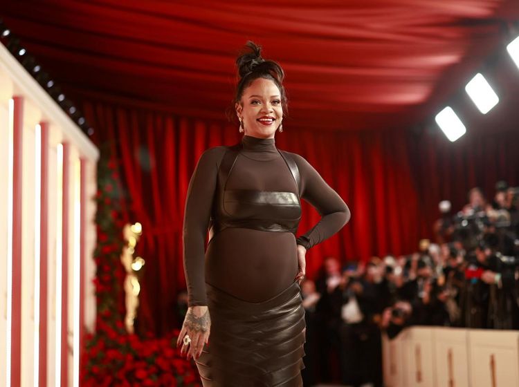 Rihanna Pamer Perut Hamil di Oscar, Buktikan Fashionnya Tak Tertandingi