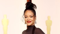 Rihanna membawa fashion drama dengan gaun lengan panjang bergaya dominatrix hitam. Foto: Getty Images/Arturo Holmes