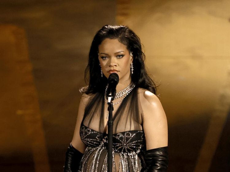 Rihanna yang Penuh Emosi kala Bawakan Lift Me Up di Oscar 2023