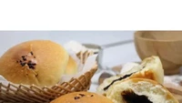Punya banyak cabang di Jakarta, Dynamic Bakery & Cake menawarkan roti cokelat lembut manis dengan harga Rp 10.000 per buah. Foto: Pool/Site