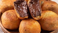 Langganannya artis hingga selebgram, roti coklat buatan Roti Coklatku selalu laris manis. Isiannya lumer dan meleleh di mulut. Harganya kisaran Rp 6.500 per buah. Foto: Pool/Site