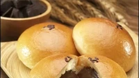 Ada di Jabodetabek dan kota-kota besar, roti coklat buatan Holland Bakery memang rasanya tak perlu diragukan lagi. Kisaran harganya Rp 10.000 pe buah. Foto: Pool/Site