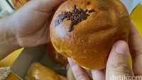 Legendaris sejak tahun 1970-an, roti coklat buatan Toko Roti Tegal di Jakarta Pusat cocok untuk yang mau nostalgia. Kisaran Rp 8.000 per roti. Foto: Pool/Site