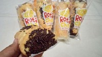 Di daerah Jakarta Selatan ada gerai Roti Cha milik aktor Arya Saloka. Di sini ada menu roti coklatnya yang lembut dengan kisaran harga Rp 14.000 per buah.  Foto: Pool/Site