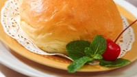 AJ Bakery & Cake letaknya di BSD, menjual aneka roti enak. Seperti roti coklatnya yang lembut, dan coklatnya lumer di dalam. Harganya kisaran Rp 10.000 per roti. Foto: Pool/Site