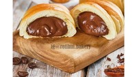 Rotihui Home Bakery terkenal dengan roti coklat ala home bakery yang menggunakan coklat import. Rasanya manis legit. Harganya dari Rp 9.300 saja. Foto: Pool/Site