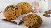 Di Mako Bakery, pilihan roti coklatnya beragam. Salah satunya Choco Bun, roti jenis soft bread yang diisi selai cokelat, dan taburan cookies di atasnya. Harganya dari Rp 7.500 per roti. Foto: Pool/Site
