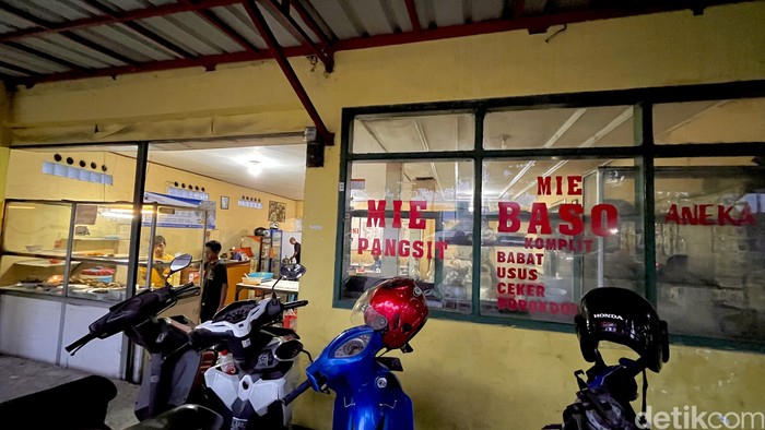 Rumah Makan Ibu Murni, warung nasi yang viral karena pelayanan bintang lima.