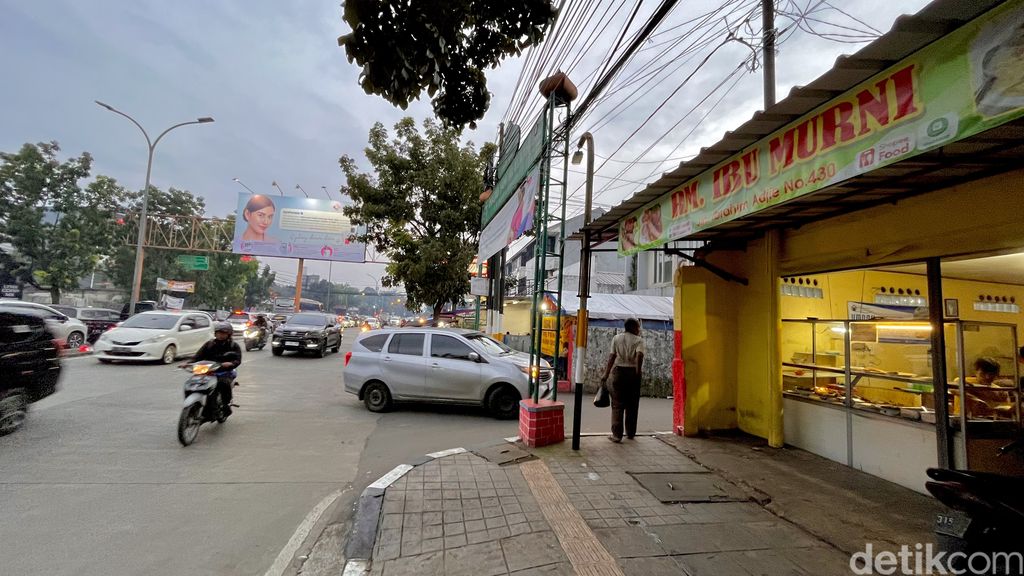 Rumah Makan Ibu Murni, warung nasi yang viral karena pelayanan bintang lima.