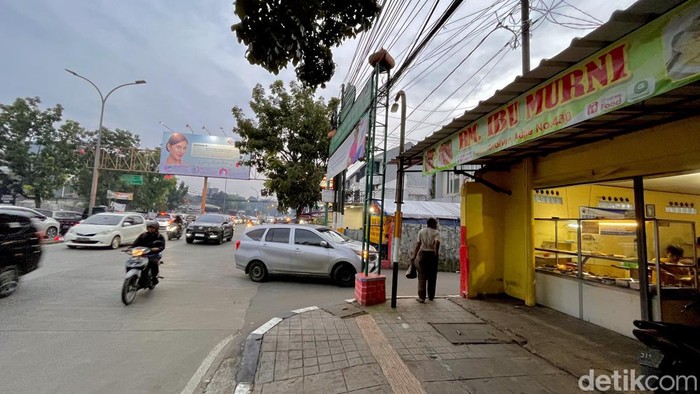 Rumah Makan Ibu Murni, warung nasi yang viral karena pelayanan bintang lima.