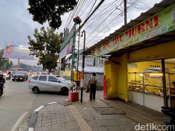 Rumah Makan Ibu Murni, warung nasi yang viral karena pelayanan bintang lima.