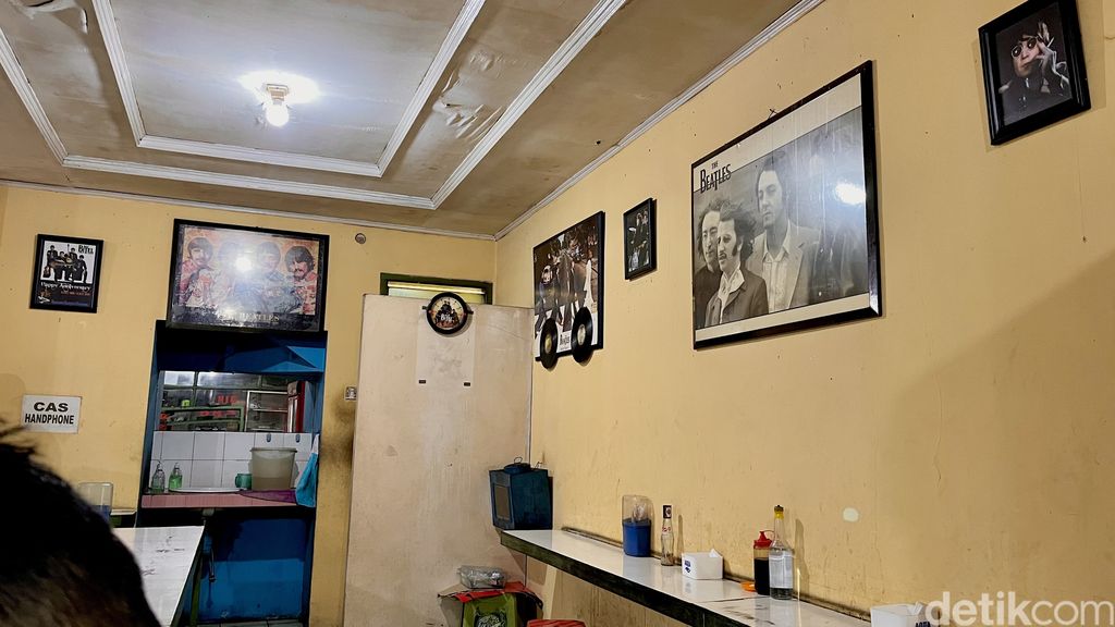Rumah Makan Ibu Murni, warung nasi yang viral karena pelayanan bintang lima.