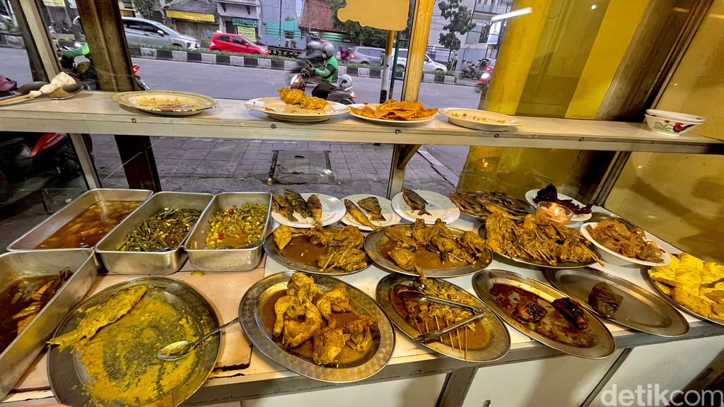 Rumah Makan Ibu Murni, warung nasi yang viral karena pelayanan bintang lima.