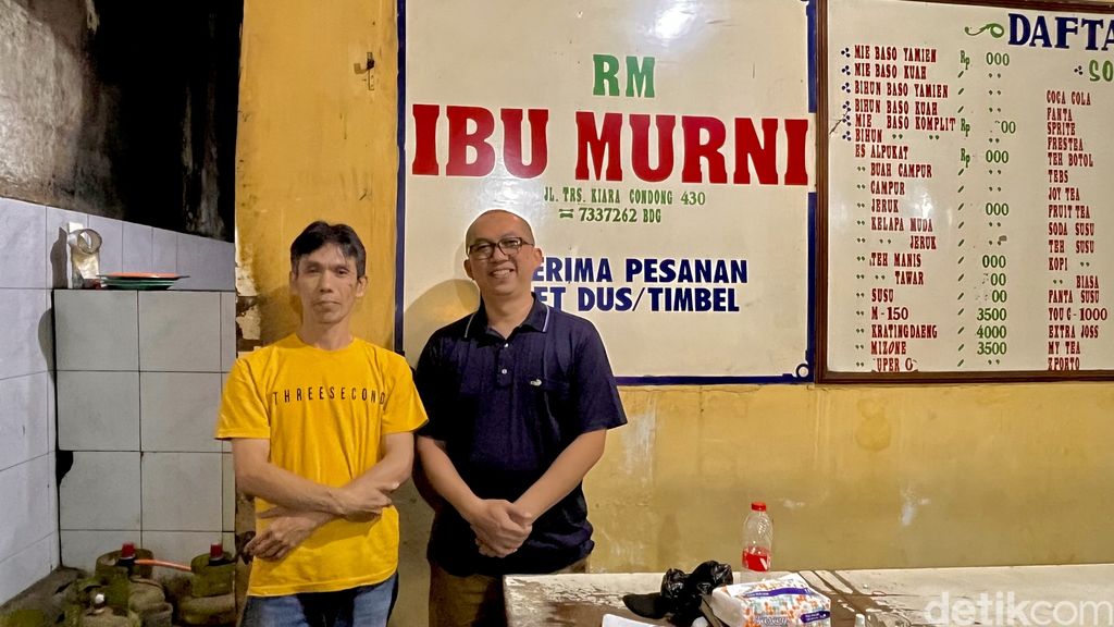 Rumah Makan Ibu Murni, warung nasi yang viral karena pelayanan bintang lima.